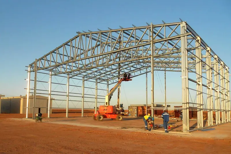 Proceso de construcción de edificios de fábricas con estructura de acero.